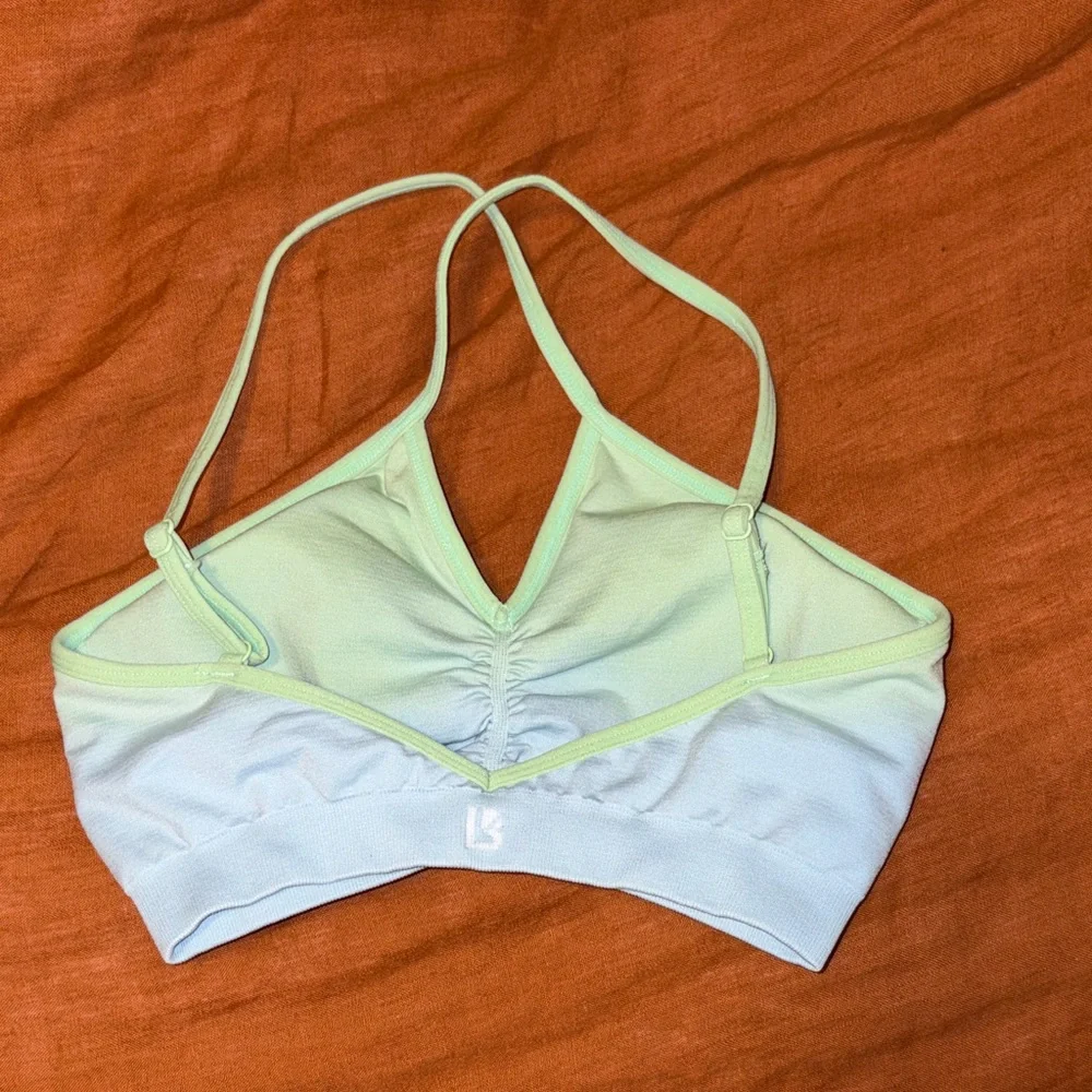 Wonder Seamless Sports Bra - Picture 2 of 6